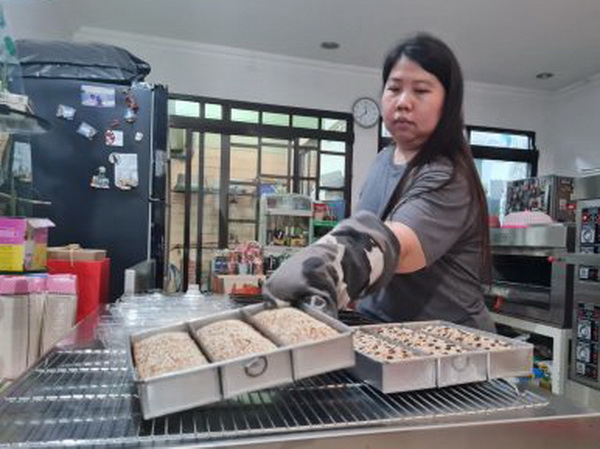 Gegara Lapak Ganjar, Roti Gandjel Rel Khas Semarang Go Internasional