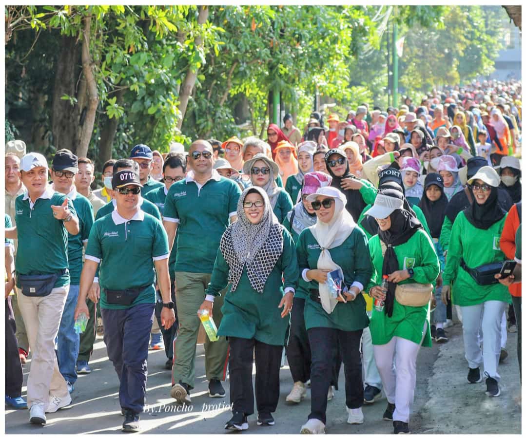 Peringati HKN ke-59 di Kabupaten Tegal, Ribuan Orang Ikuti Jalan Sehat Bersama Bupati  