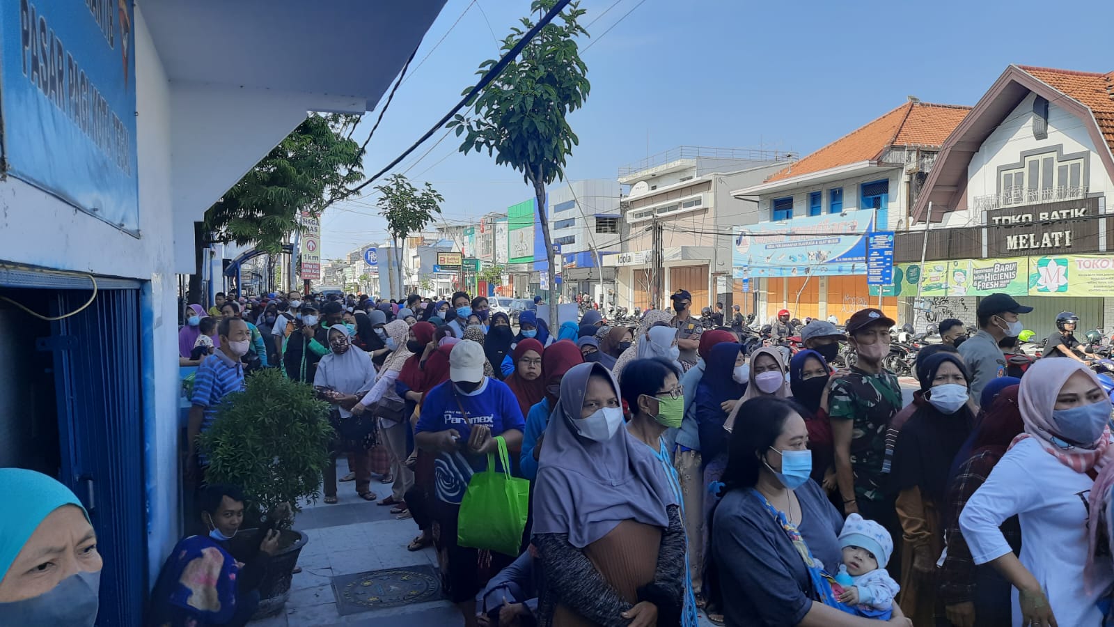 Warga Tegal Rela Berdesakan di Depan Pasar Pagi Demi 1.000 Paket Sembako Murah