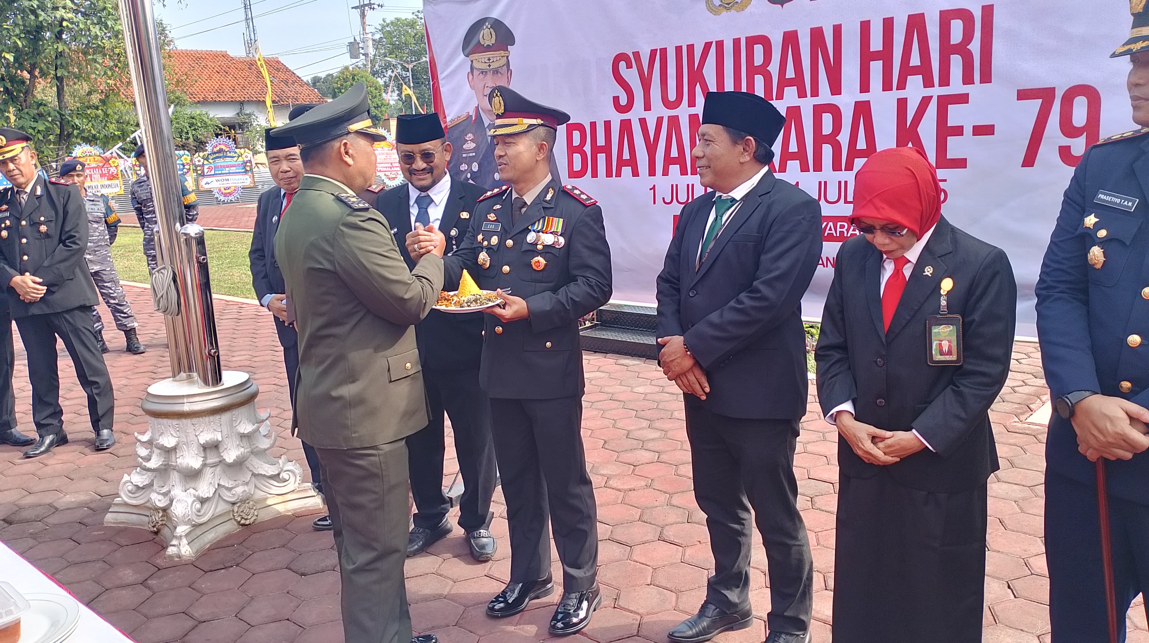 Tumpeng HUT Bhayangkara ke-79 Kodim Pemalang Kejutkan Kapolres