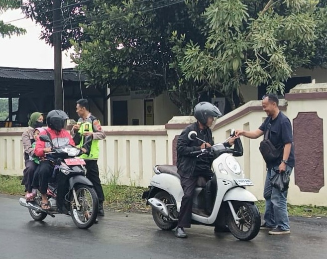 Wartawan dan Polsek Bodeh Bagi Takjil Gratis untuk Warga Pemalang