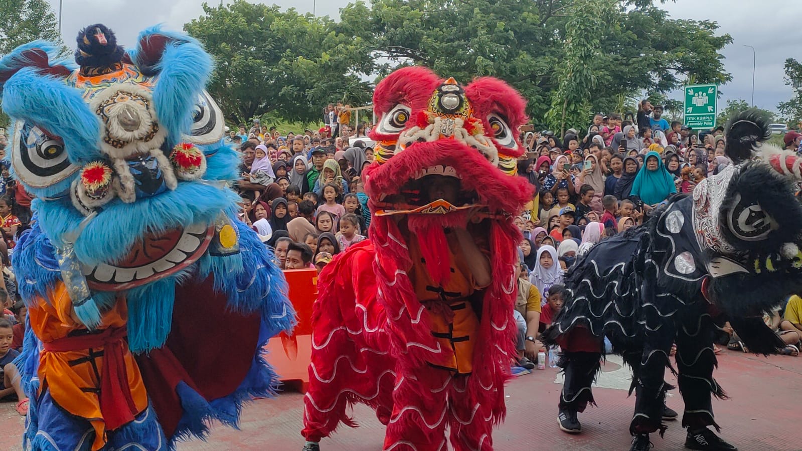 Unik! Atraksi Barongsai Hibur Pemudik di Rest Area Heritage 260 Brebes saat Imlek