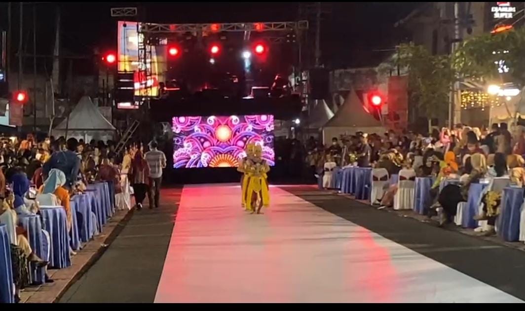 241 Pelajar dan Masyarakat Umum Fashion Show di Jalanan Malioboronya Tegal