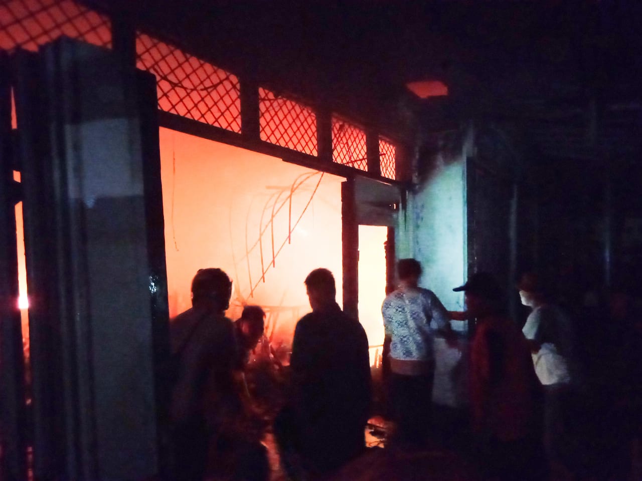 Api Kebakaran Ruko Dekat Pasar Induk Bumiayu Brebes Pertama Muncul dari Toko Tani