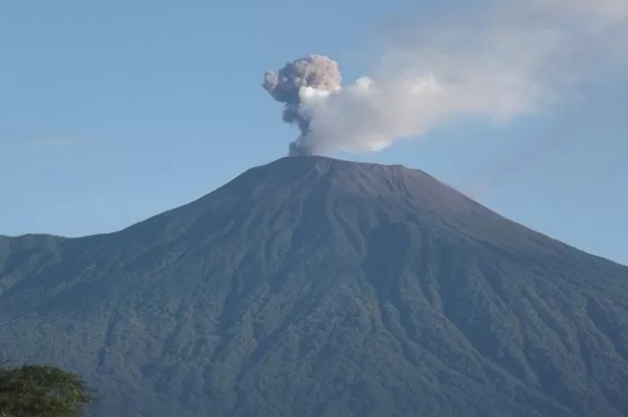 Aktivitas Vulkanik Gunung Slamet Meningkat, Apakah Ramalan Jayabaya soal Nasib Pulau Jawa Akan Terjadi?