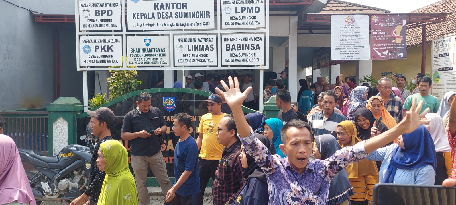 Panas! Panitia Pilkades Sumingkir Kabupaten Tegal Diprotes, Puluhan Warga Geruduk Balai Desa 