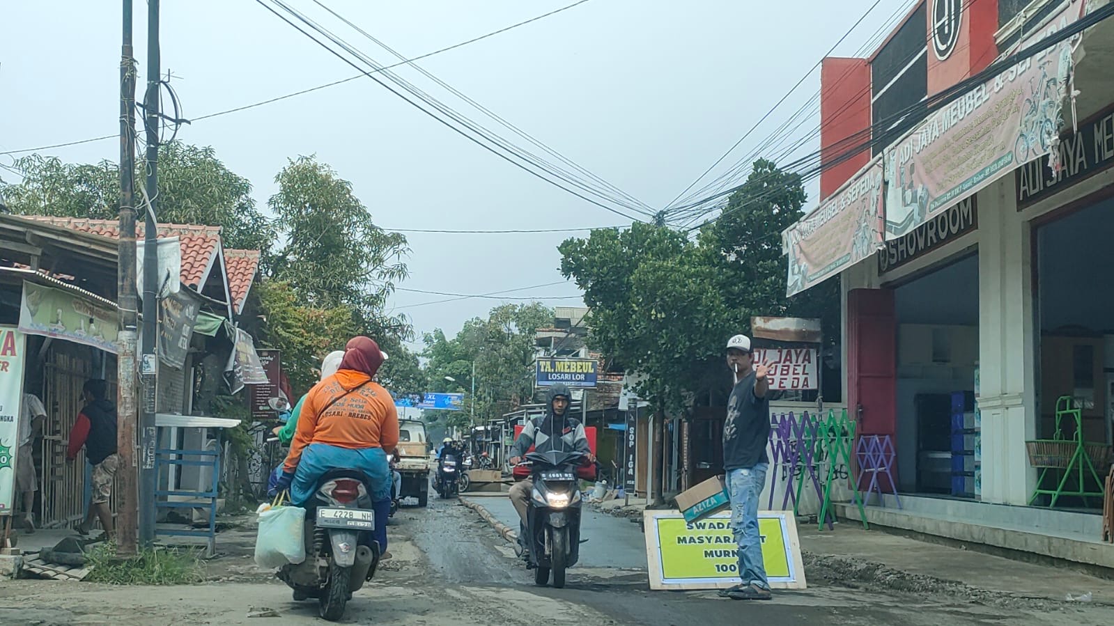 Jalan Rusak di Brebes Tak Kunjung Diperbaiki, Warga Swadaya Lakukan Perbaikan