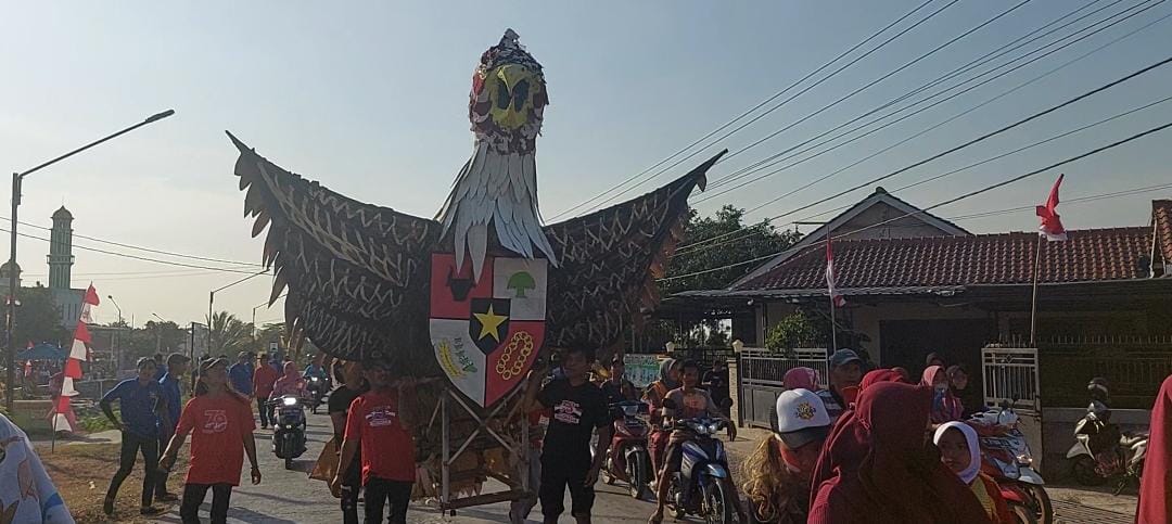 Karnaval HUT RI Desa Mulyoharjo Tegal, Replika Burung Garuda Raksasa Diarak Keliling Kampung
