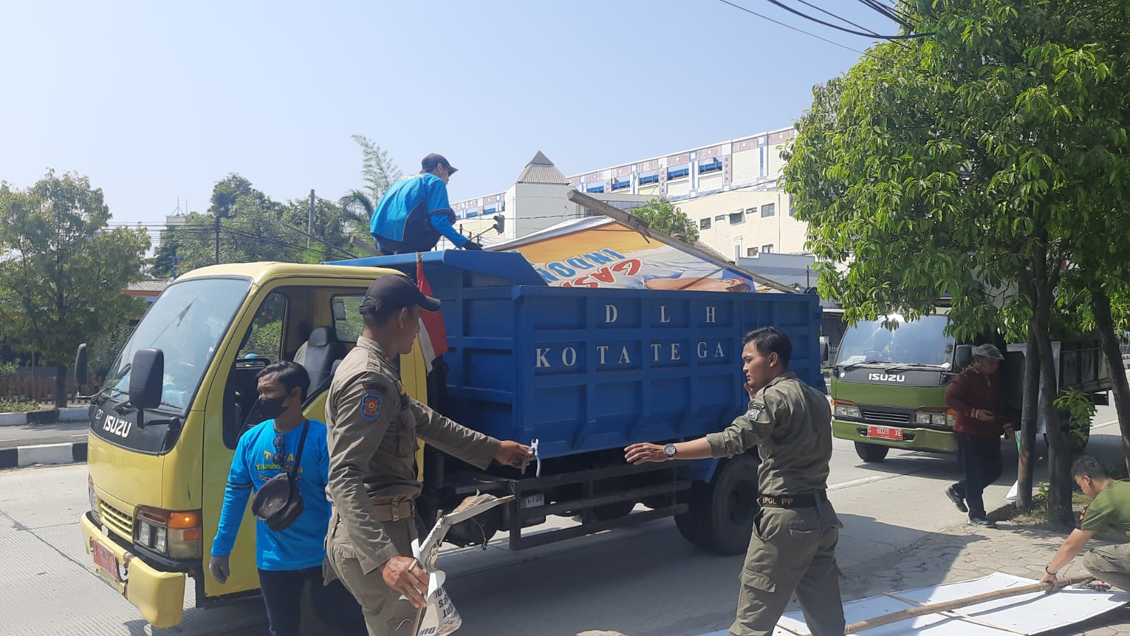 Sisir Jalan Protokol, Bawaslu Kota Tegal Lakukan Penertibkan APK yang Melanggar Aturan