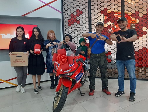 Pelanggan Asal Bantul Bawa Motor Hasil Menang Program Undi Undi Hepi Telkomsel