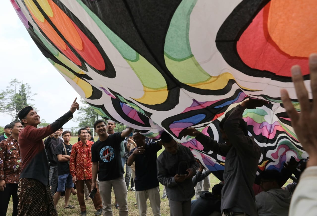 Tradisi Tahunan, Ganjar Terbangkan Balon Udara Bareng Pemuda Wonosobo