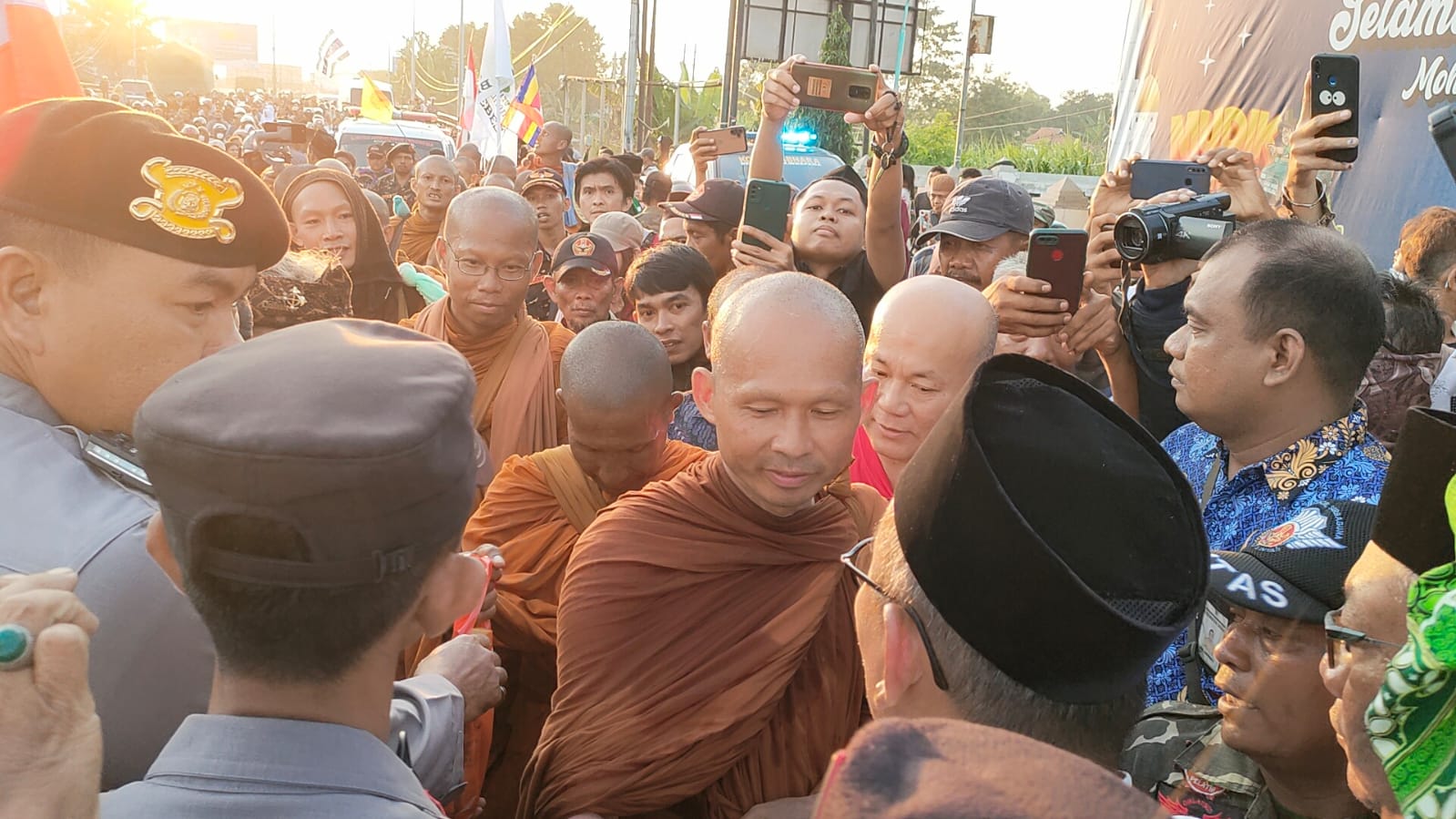 Disambut Banser, 32 Biksu Thailand yang Jalani Prosesi Thudong Tiba di Jawa Tengah