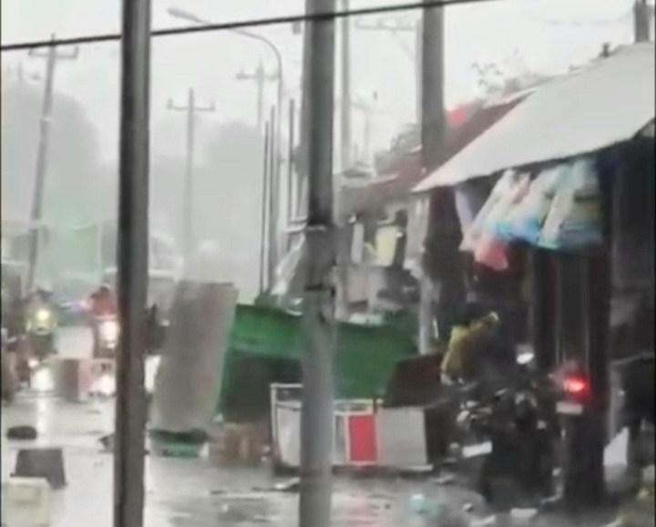 9 Kios Porak Poranda Diterjang Puting Beliung di Pemalang, 