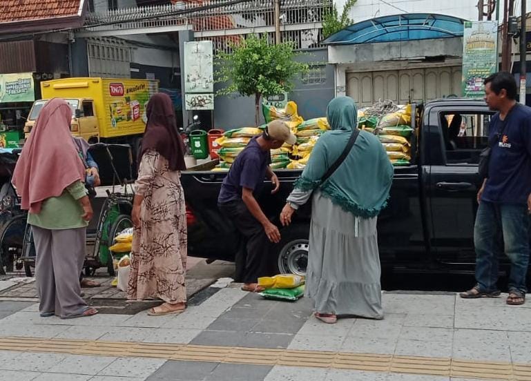 Harga Sembako Tak Kunjung Turun, Warga Tegal Bersyukur Ada Pasar Murah