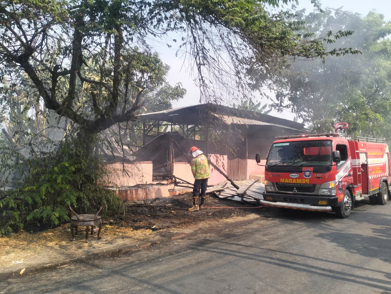 Warung Terbengkalai di Tegal Terbakar, Petugas Gercep Padamkan Api
