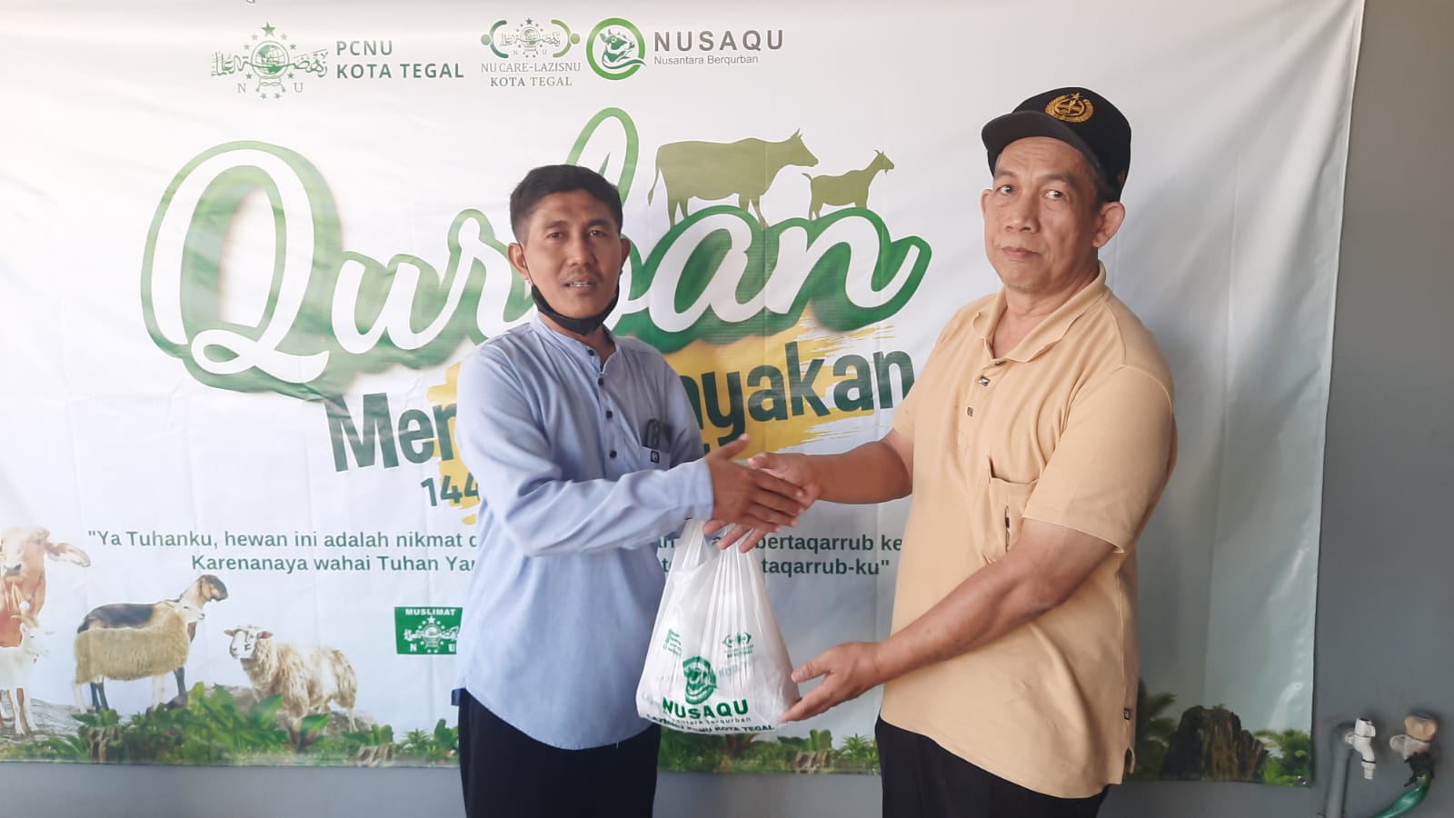 Peringatan Iduladha, MWC NU Tegal Selatan Bagikan 400 Bungkus Daging Kurban ke Masyarakat dan Santri