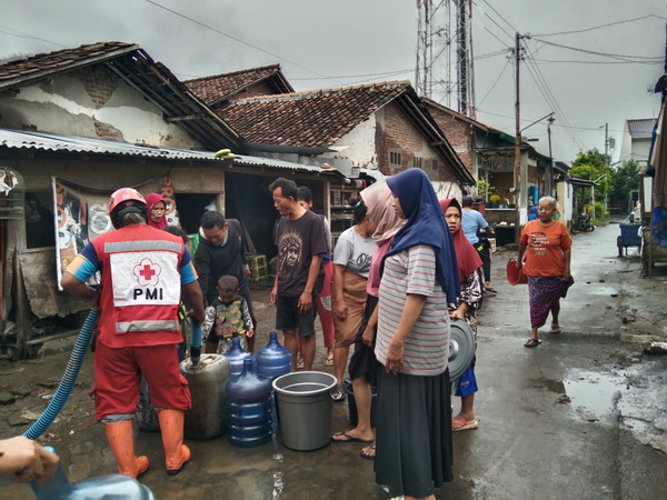 Cepat Tanggap, PMI Salurkan Bantuan Air Bersih untuk Korban Banjir di Kabupaten Tegal 