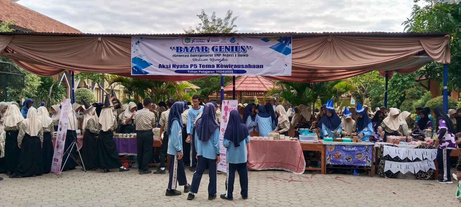 Meriahkan HUT ke-66, SMPN 1 Slawi Kabupaten Tegal Gelar Bazar Genius