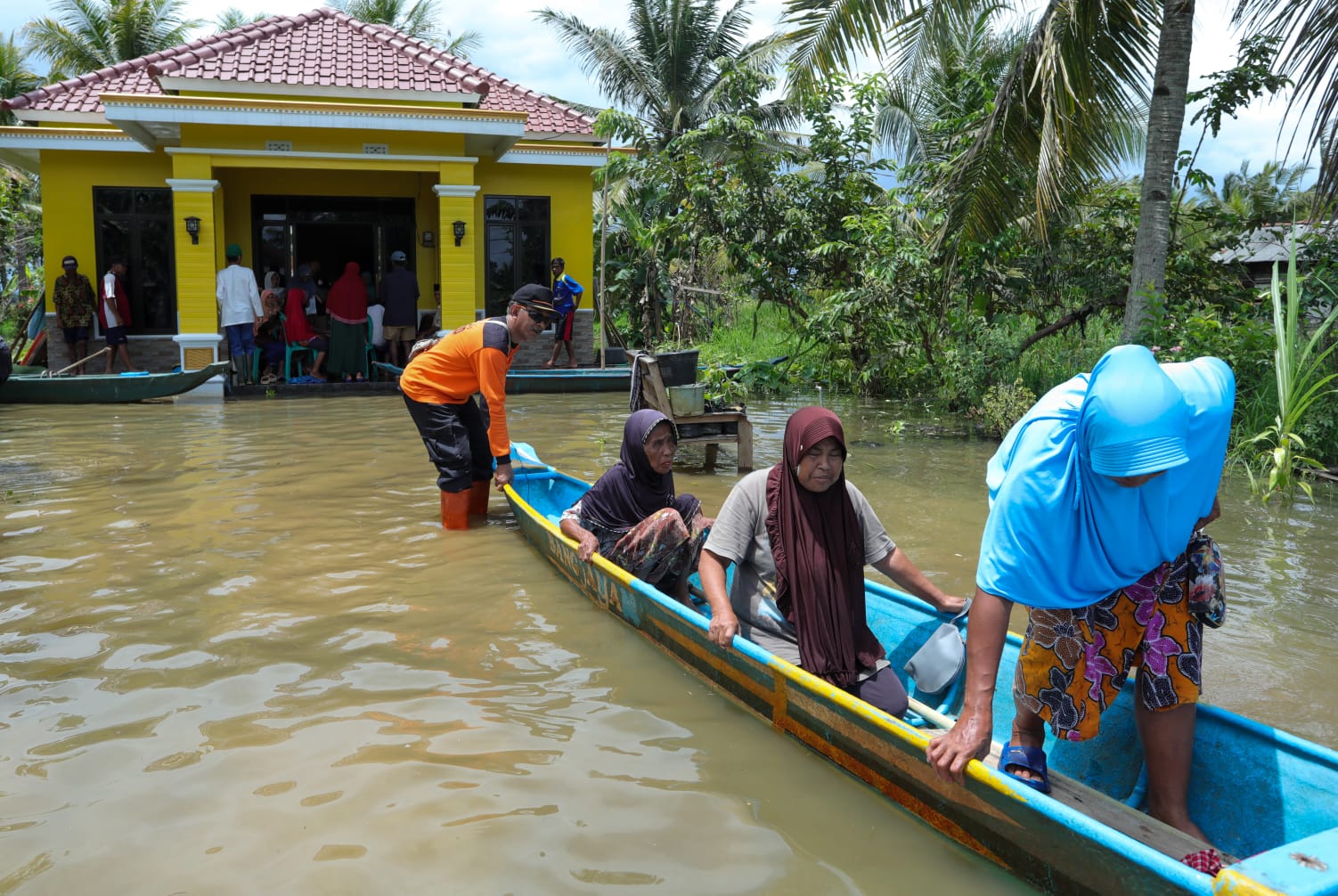Banjir yang Rendam 14 Kecamatan di Cilacap Mulai Surut, Warga Ramai-ramai Berobat