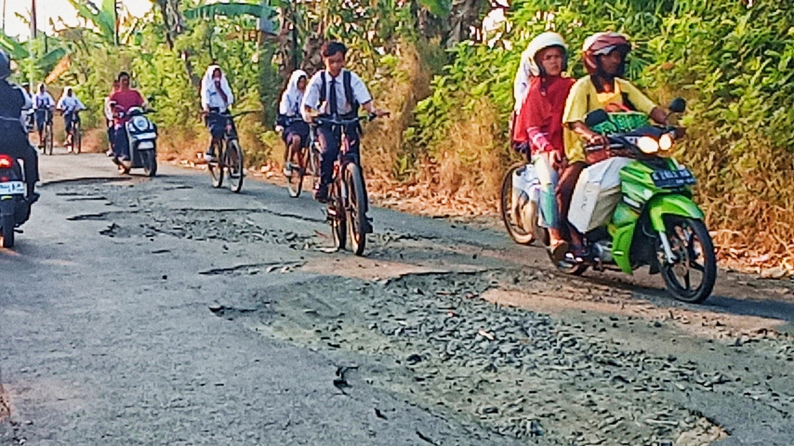 Rusak Parah, Jalan Kabupaten di Sekitar SMP Negeri 6 Pemalang Bahayakan Pengendara  