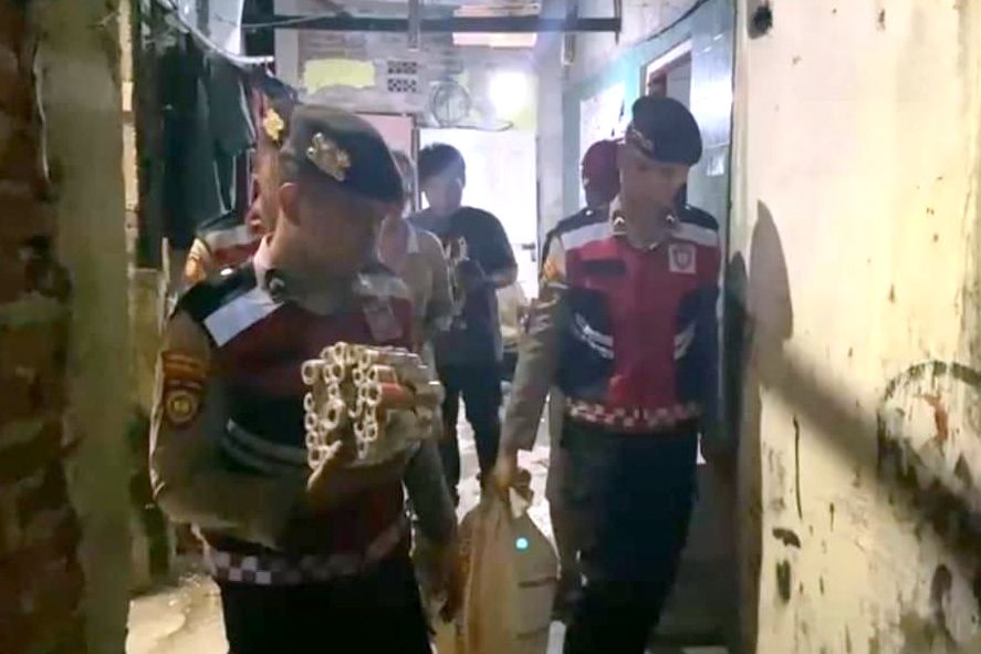 Polisi di Tegal Sita 492 Butir Petasan Siap Edar Beserta Bahan Pembuatannya