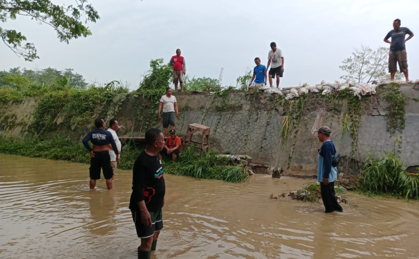 Pasca Banjir Losari Brebes, Warga Buat Tanggul Darurat