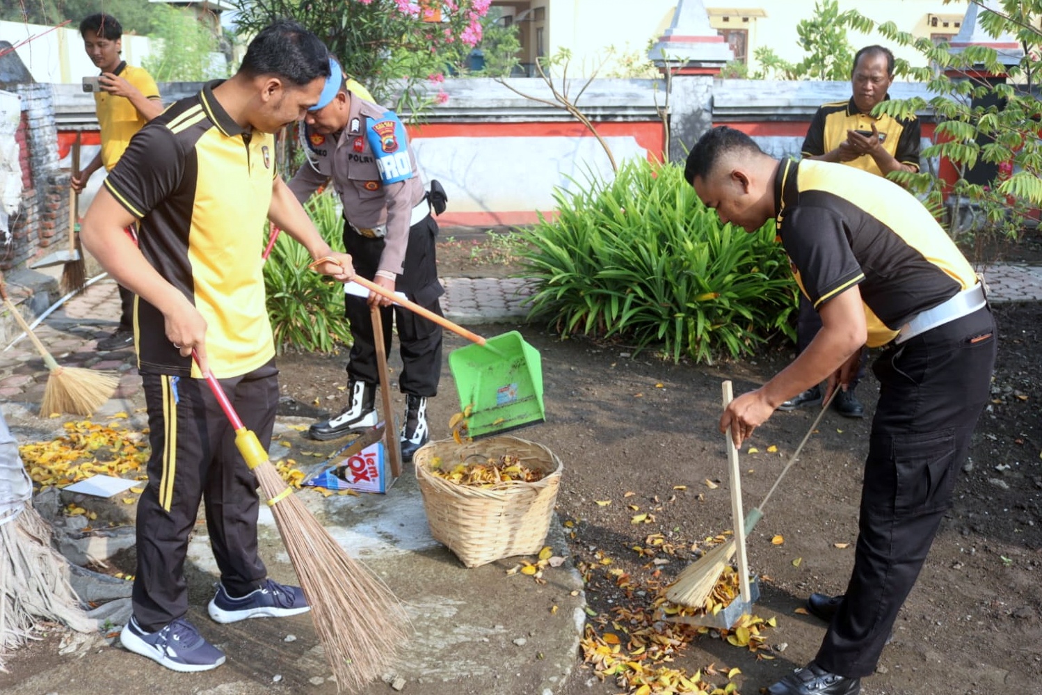 Polisi di Tegal Bersih-bersih Musala Hingga Pura