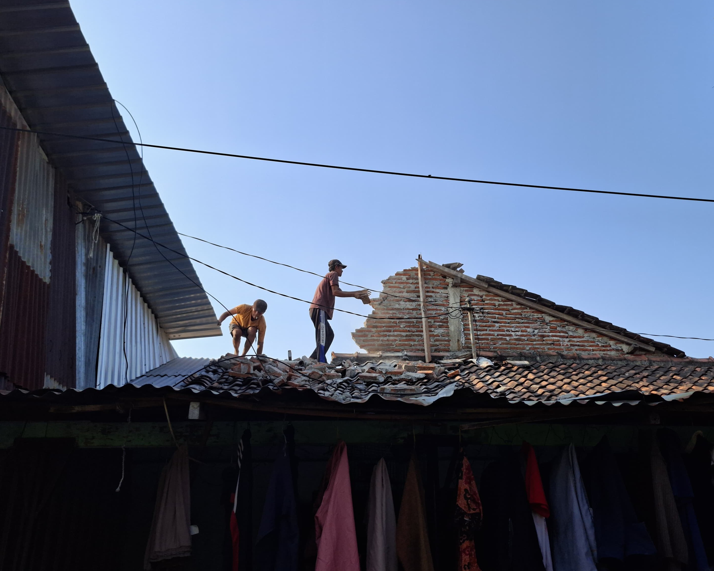 Atap dan Dinding Rumah warga di Tegal Roboh Menimpa 3 Penghuninya Hingga Luka-luka