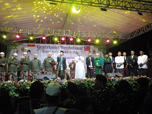 Gus Azmi dan Majelis Syubbanul Muslimin Sapa Gegerkunci Brebes dengan Salawat di Masjid Jami Al Barokah