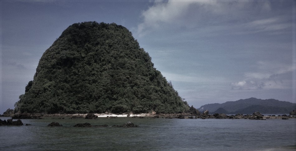 Pulau Merah: Mitos Batu Moro Seneng dan Kelelawar Merah yang Menyeramkan