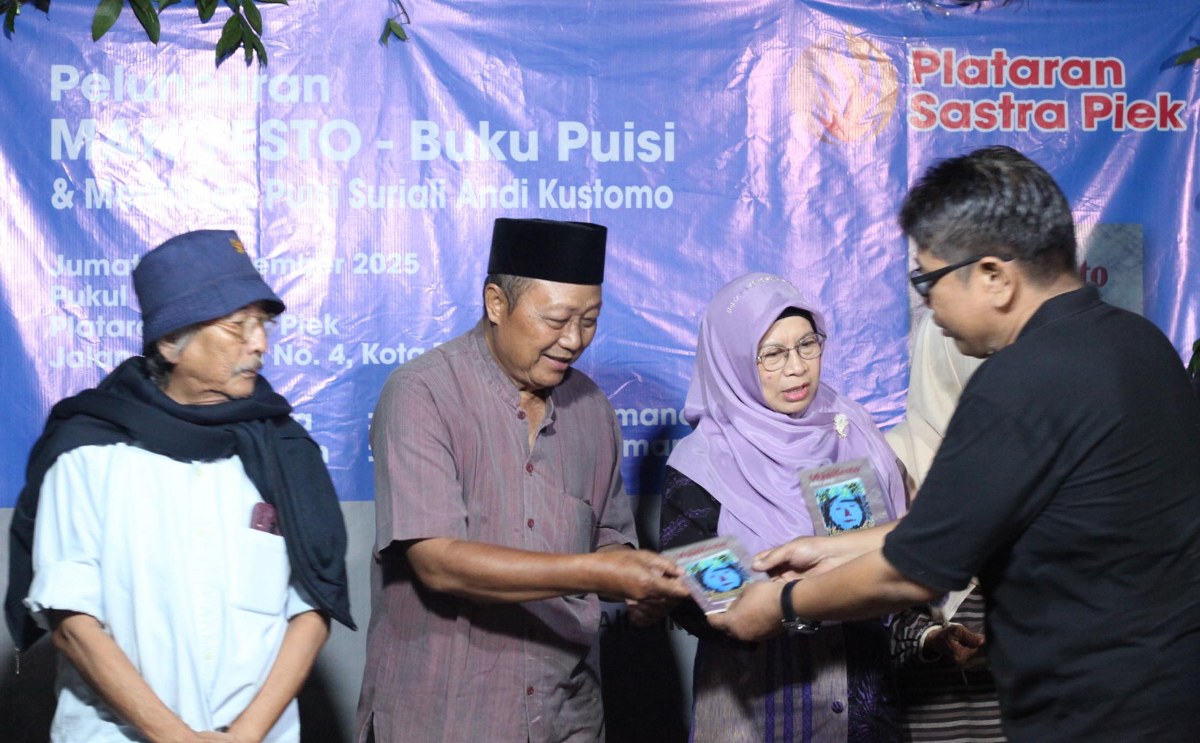 Manifesto: Buku Puisi Diluncurkan, Kota Tegal Hujan Syair Penuh Makna