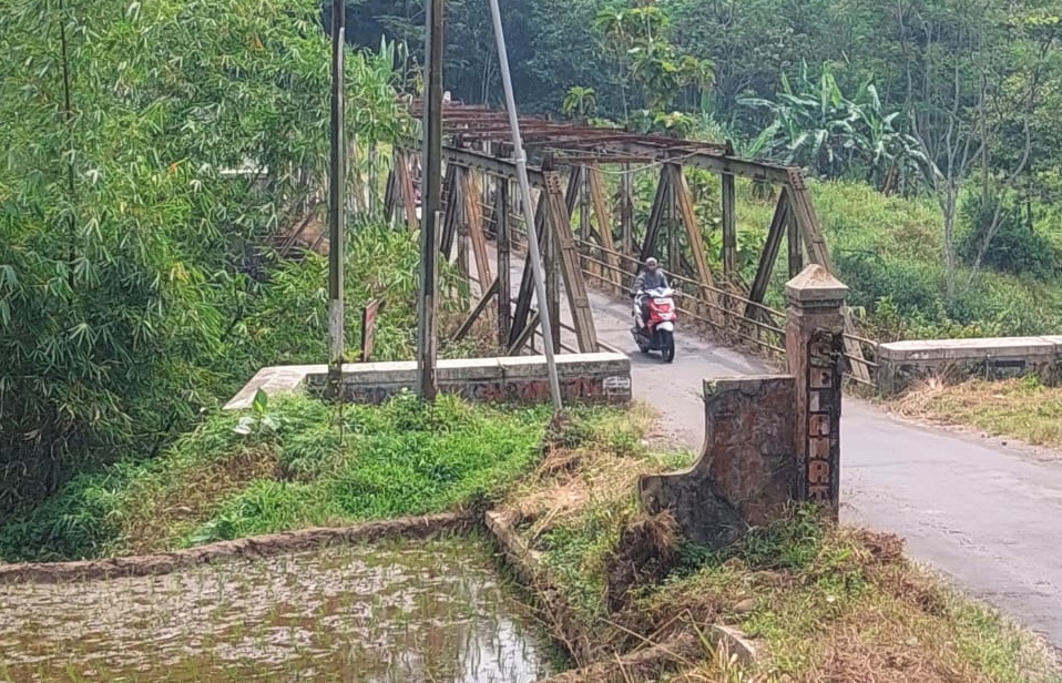 Kerusakan Jembatan Kalierang Cilongok Kian Parah, Tiang Penyangga Sudah Rapuh