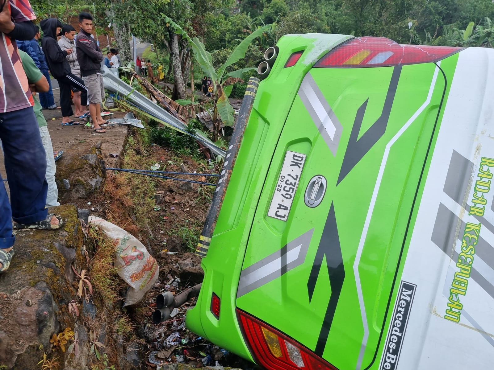 Angkut 30 Orang, Bus Rombongan dari Rawa Belong Masuk Jurang di Jalan Alternatif Puncak Bogor