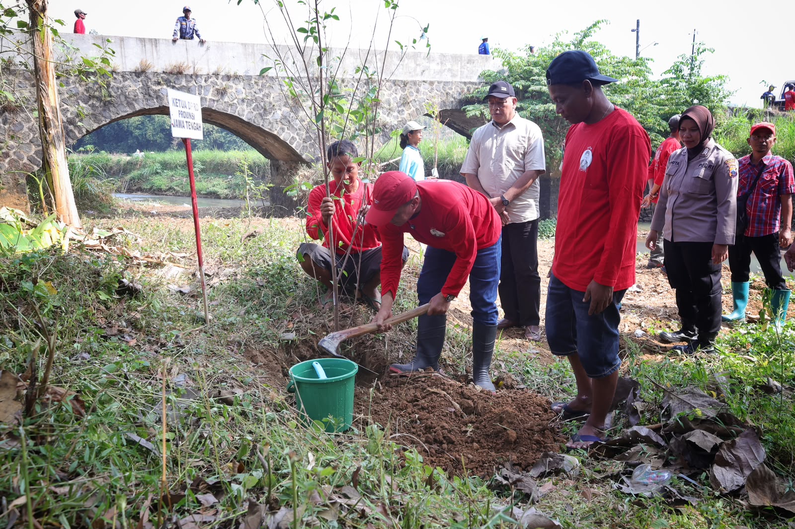 Kabar Baik Bagi Petani dan Mancing Mania Karanganyar, Sungai Delingan Mulai Dihijaukan