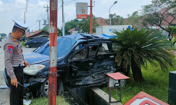 Sekretaris DPMPTSP Brebes Kecelakaan, Mobil Dinas yang Ditumpangi Ringsek