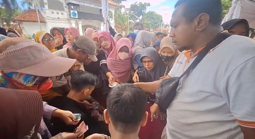 Ratusan Emak-emak di Brebes Berebut Paket Sembako Murah, Segini Harganya 