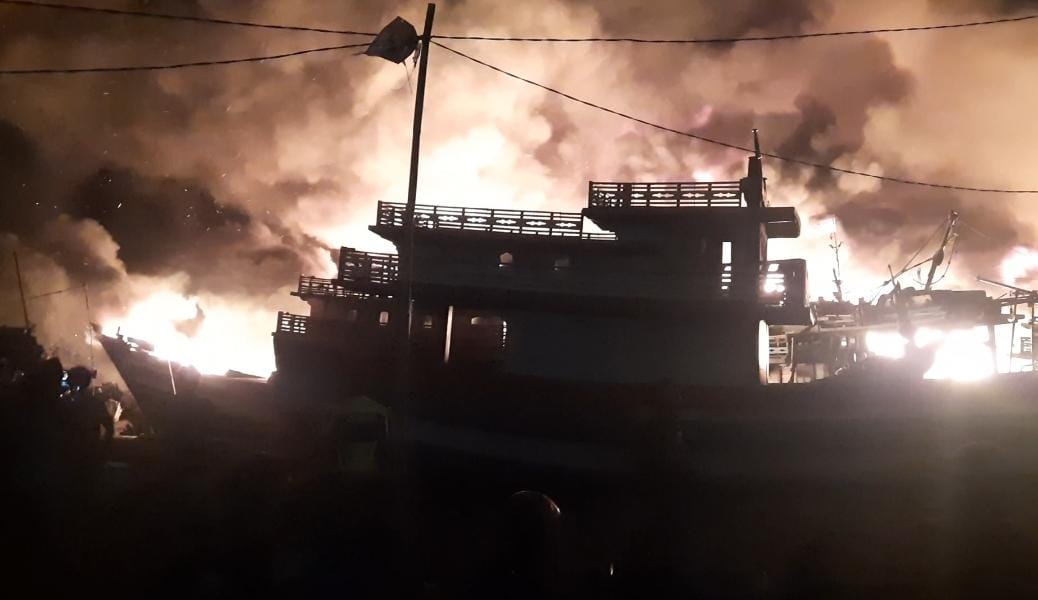 Dapat Pertanda Ini Lewat Mimpi, Pemilik Kehilangan 5 Kapalnya Karena Ikut Terbakar di Pelabuhan Jongor
