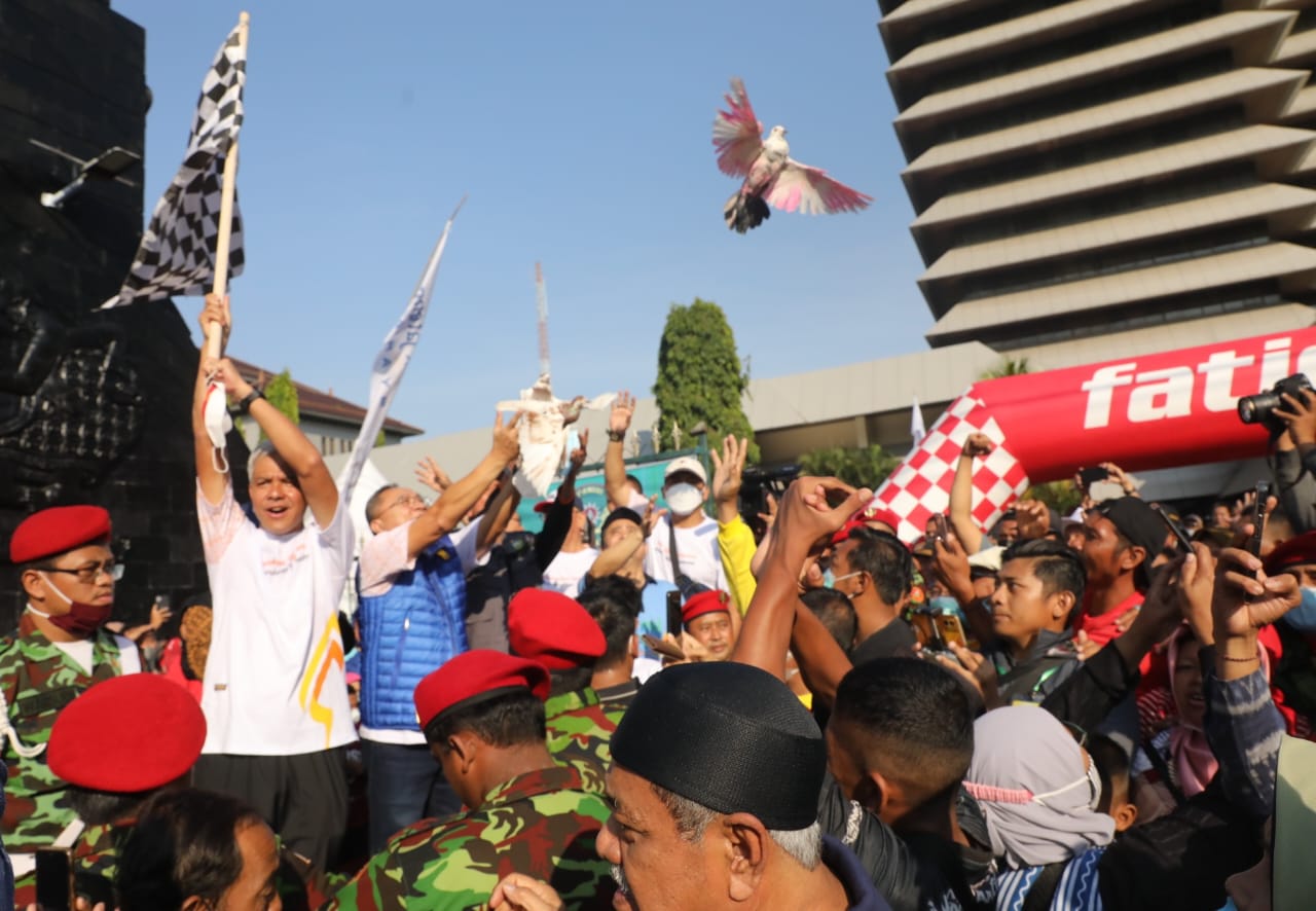 Lepas 517.000 Peserta Jalan Sehat Pramuktamar Muhammadiyah, Ganjar: Mudah-mudahan Semua sehat 