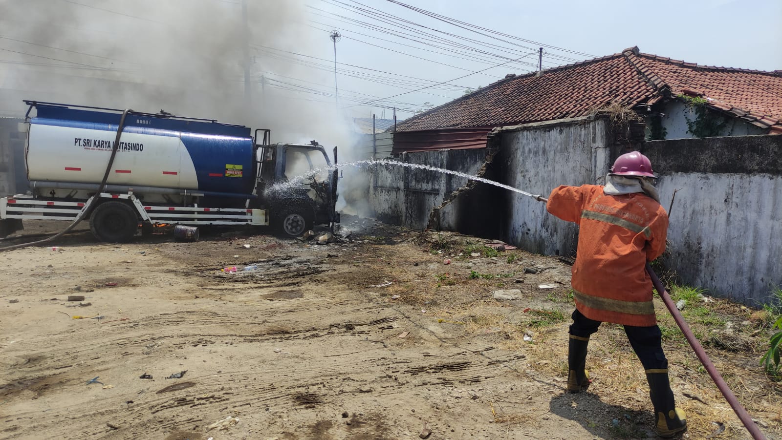 Keluar Percikan Api, Truk Tangki BBM di Tengguli Terbakar