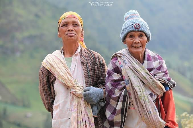 Kearifan Budaya Lokal Suku Tengger Bromo, Sistem Penanggalan Tahun Saka  Hingga Tradisi  Pakai  Sarung