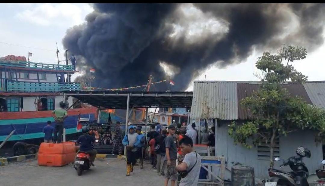 BREAKING NEWS! Kebakaran Kapal Kembali Terjadi di Pelabuhan Tegal  