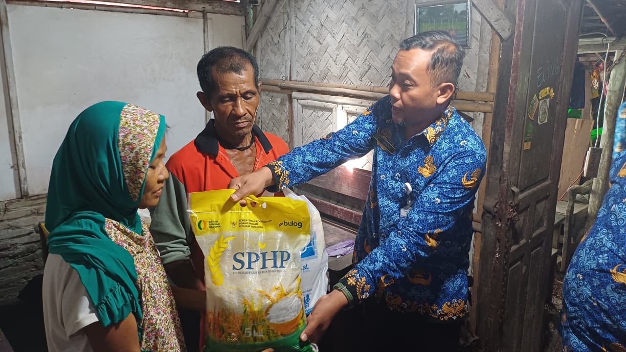 Dinperwaskim Gercep Tinjau Keluarga Penghuni RTLH yang Terdampak Banjir di Brebes