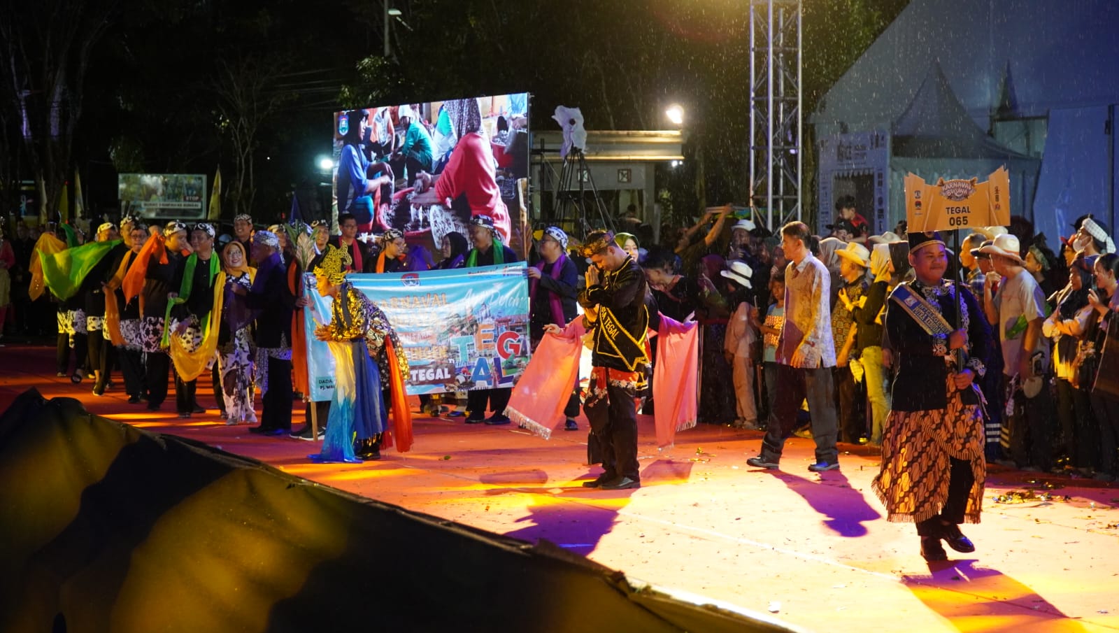 Pemkot Tampilkan Tari Geyol Tegal di Karnaval Budaya Nusantara APEKSI Balikpapan