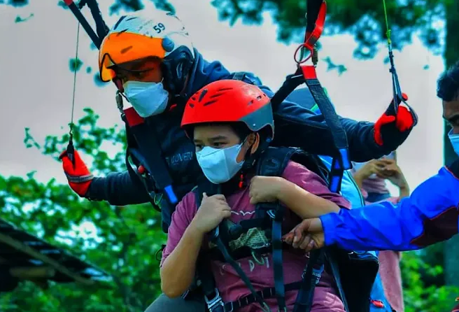 Harga, Lokasi, dan Tips Paralayang Puncak Bogor 2025, Serunya Terbang di Atas Awan