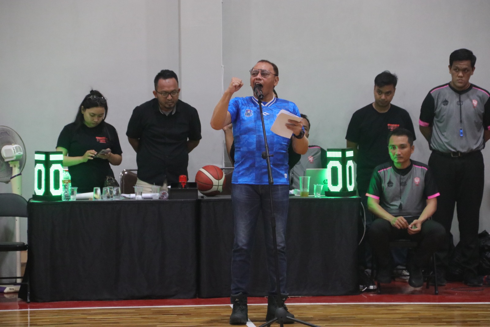 Wali Kota Dedy Yon Tutup Turnament Basket di Tegal
