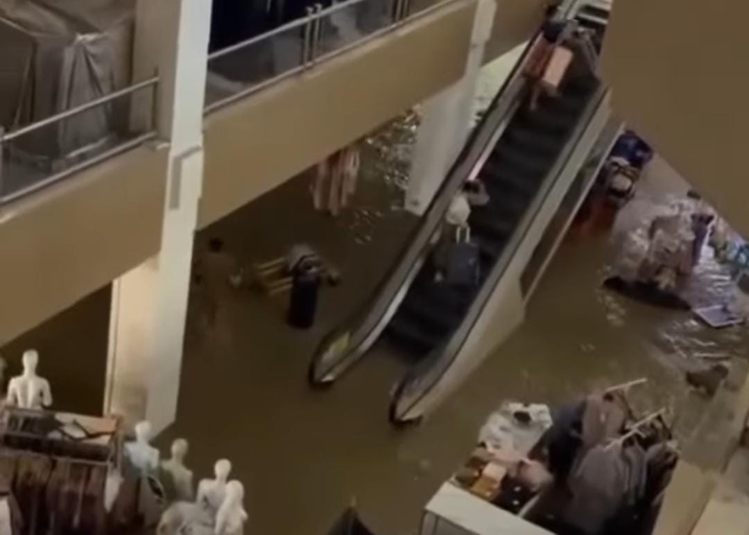 Viral Banjir Masuk Mal Mega Bekasi, Netizen: Ya Allah, Ga Tega Liat yang Jualan 