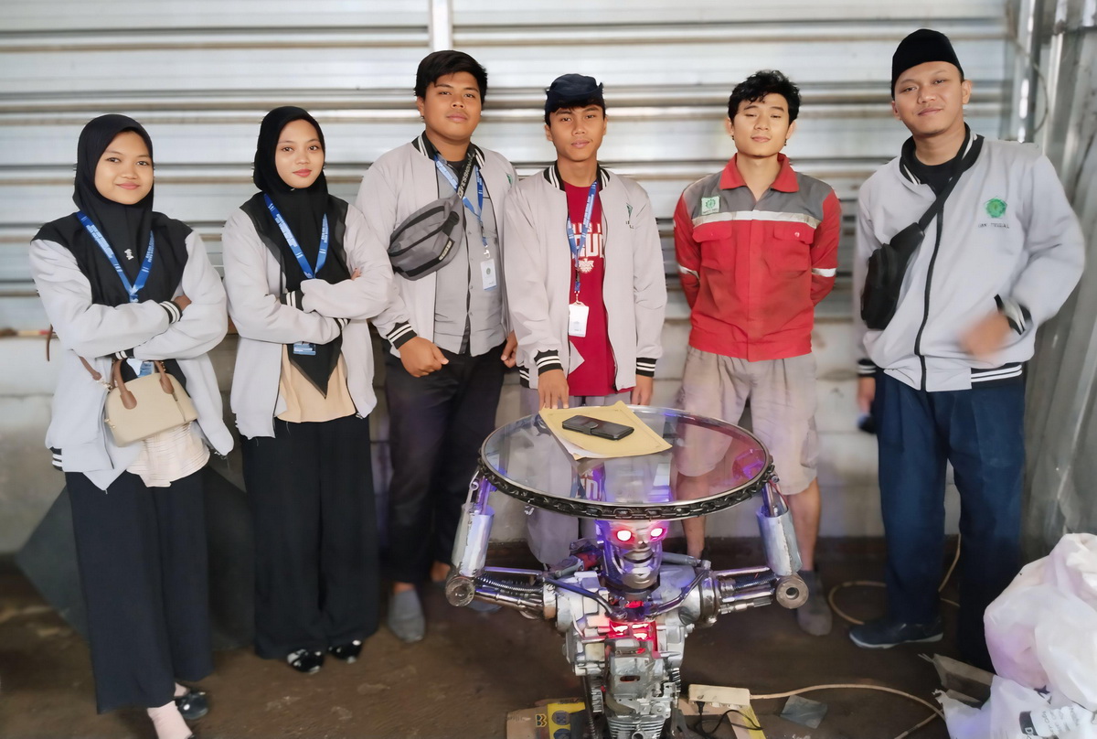 Pemuda Tegal Buat Robot dari Sampah Tarik Perhatian Dunia