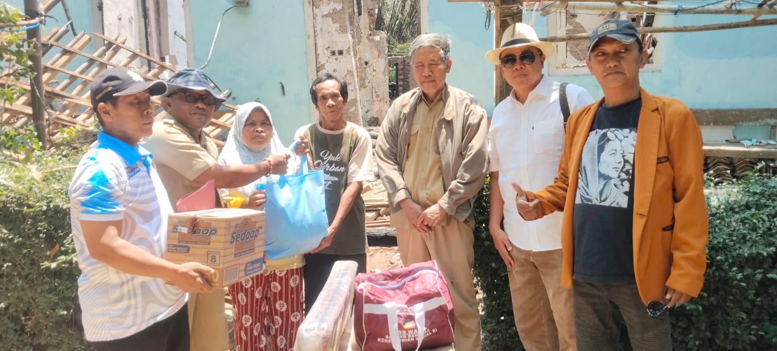 Dinsos Brebes Salurkan Bantuan bagi Dua Warga Korban Rumah Terbakar
