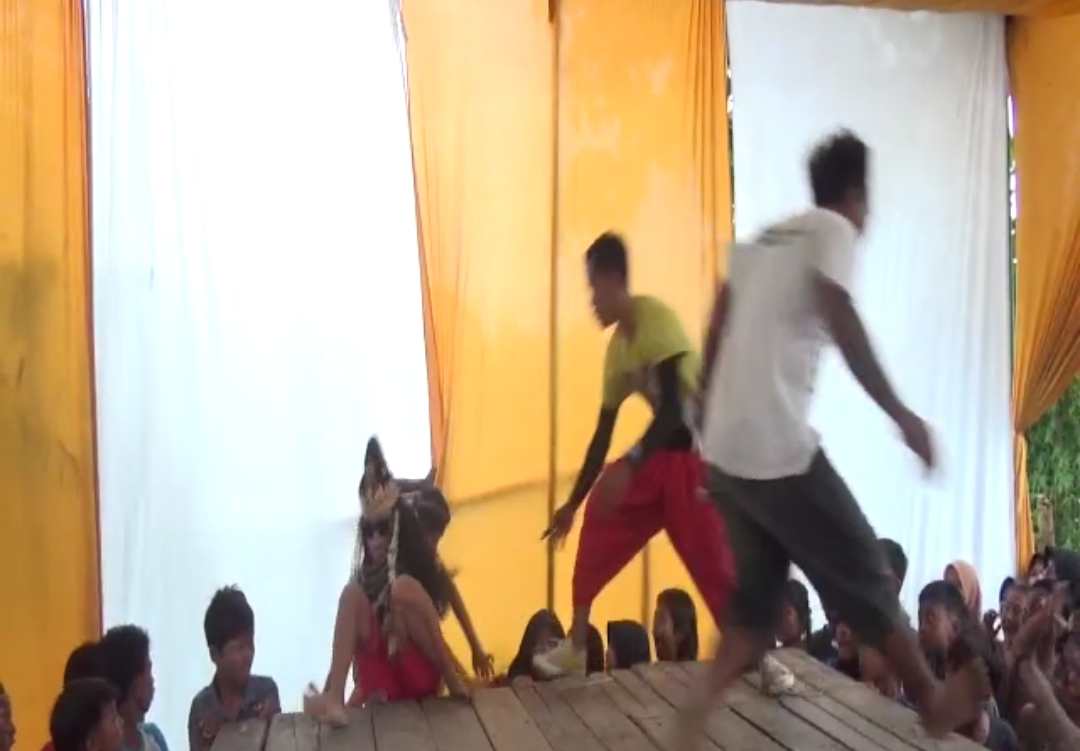 Viral! Video Penari Sintren di Brebes Jatuh Setelah Didorong Penonton