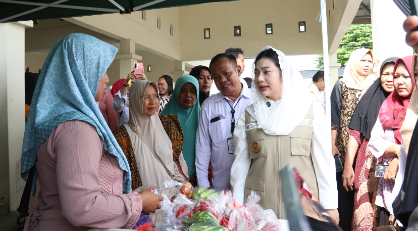 Brebes Gelar Gerakan Pangan Murah, Warga Antre Beli Bahan Pokok